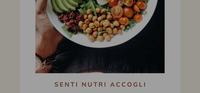 Locandina con citola di cibo tenuta in mano e tre parole: senti, nutri, accogli