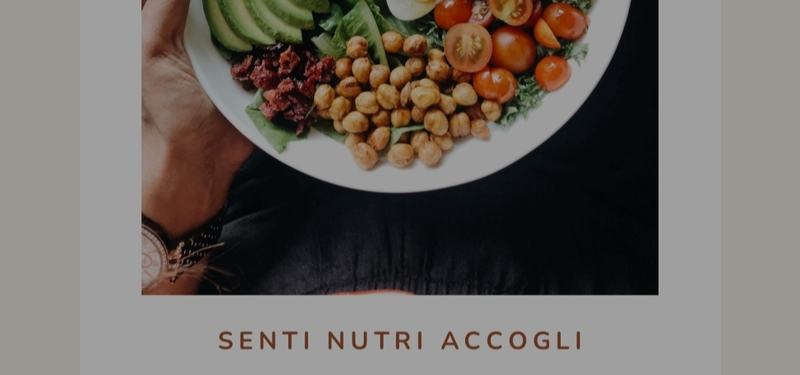 Locandina con citola di cibo tenuta in mano e tre parole: senti, nutri, accogli