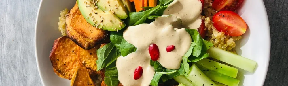 Piatto con verdure e salsa