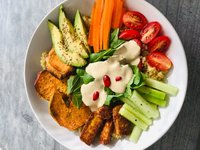 Piatto con verdure e salsa